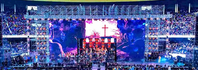 Loong Stage moderiert das spektakuläre Maajabu-Konzert „Explo Célébration“.